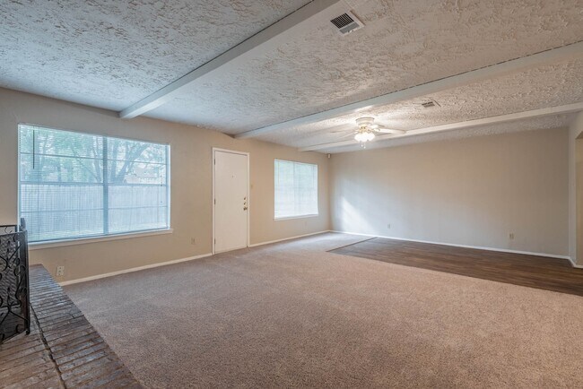 Foto del edificio - 6015 Knotty Post Ln