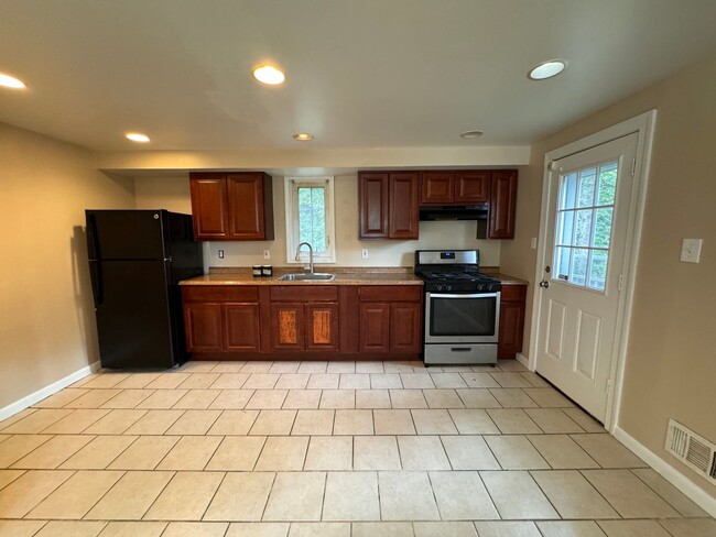 Building Photo - Beautiful 3 Bedroom Home in Penn Hills - R...