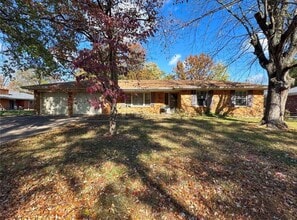 Building Photo - 113 Warrensburg Dr