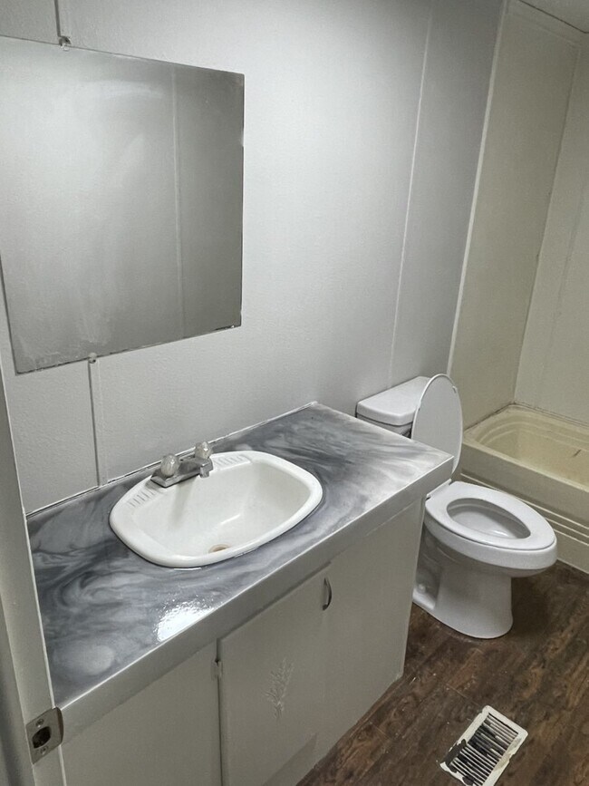 Building Photo - 3000 Poplar St