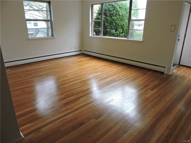 Building Photo - 434 N Leh St