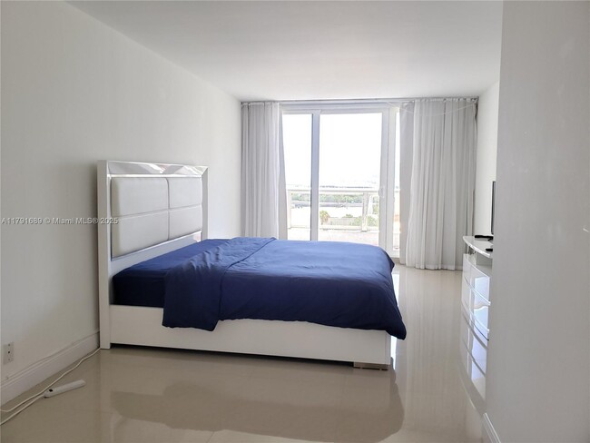 Foto del edificio - 1717 N Bayshore Dr