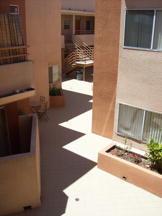 Foto del edificio - 5060 Kester Ave