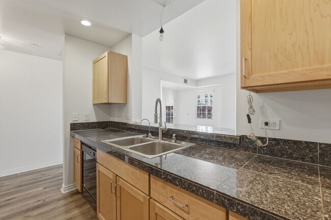 Foto del edificio - 2-bed, 2-bath condo in secure building with private laundry and city views