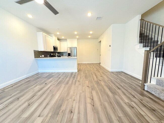 Building Photo - 925 Utica Dr