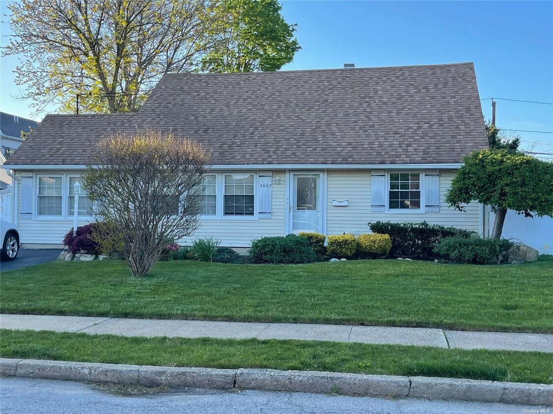 3663 Gwenn Gate, Seaford, NY 11783 House Rental in Seaford, NY