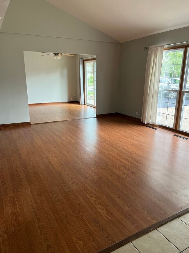 Foto del edificio - 448 Hazelwood Ln