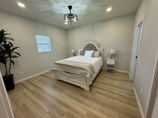 Building Photo - 614 Sequoia Dr