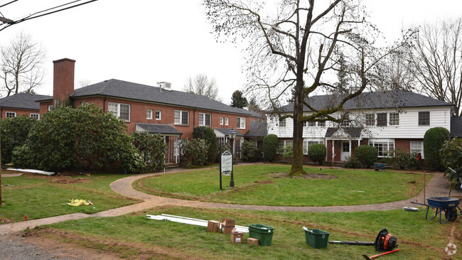 Building Photo - Broadmoor Manor