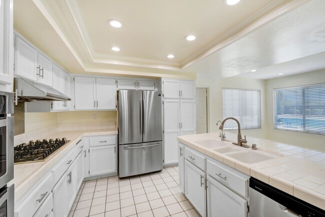 Foto del edificio - Two-Story 5 Bedroom, 3 Bathroom Grand POOL Estate for Lease in Walnut, California!