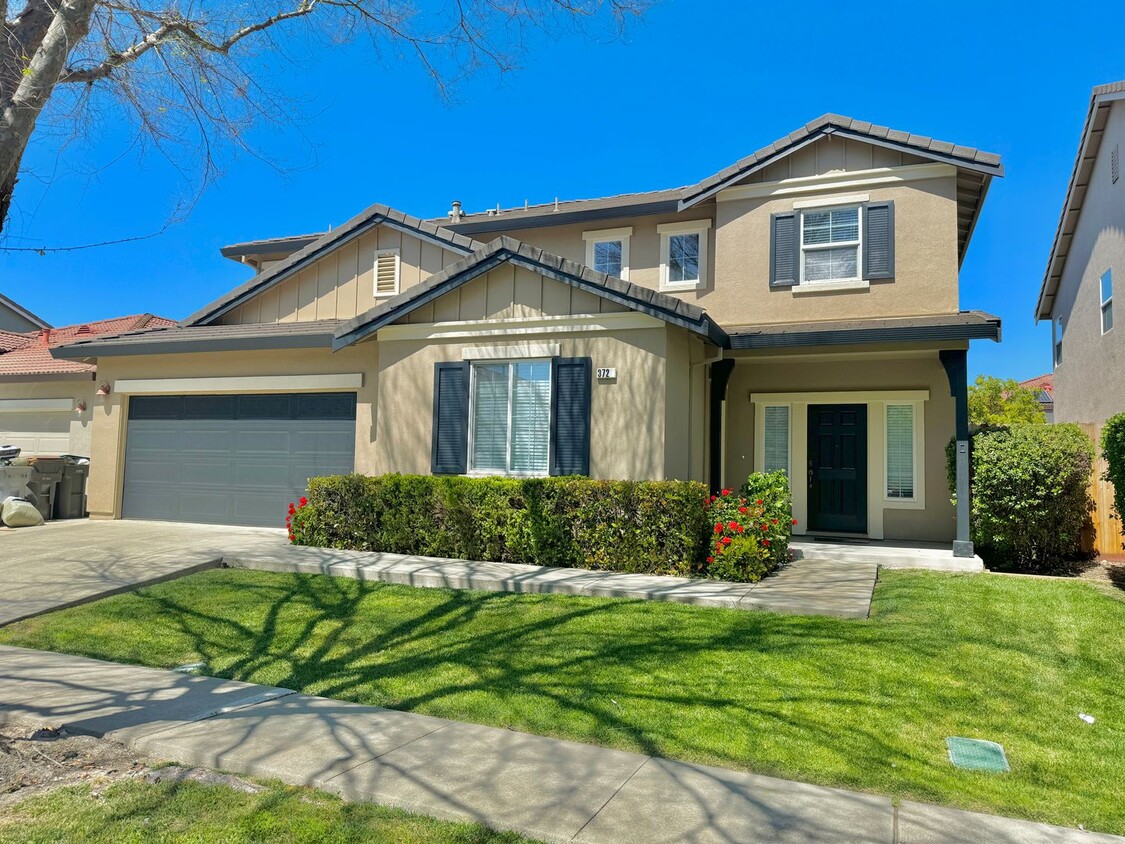 Foto principal - LARGE & SPACIOUS 4 BED, 3 BATH, 2 CAR GARA...