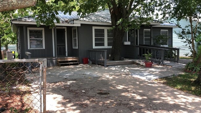 Foto del edificio - Gorgeous completed renovated Home in Freeport, TX. HABLAMOS ESPAÑOL!