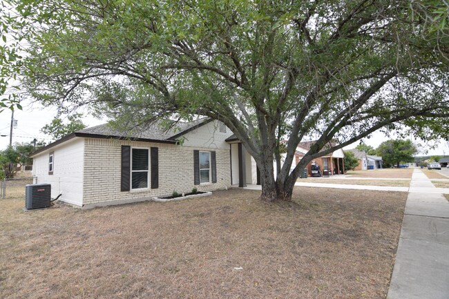 Building Photo - 305 Halter Dr