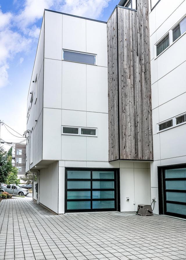 Building Photo - 3 bedroom in Seattle WA 98199