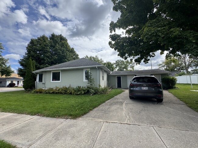Building Photo - 855 Langlade Ave