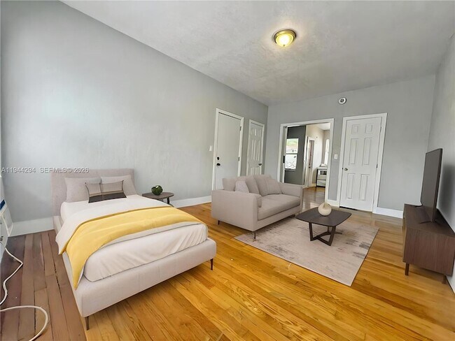 Building Photo - 315 W 28th St