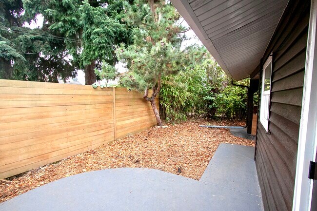 Foto del edificio - 4633 N Gantenbein Ave