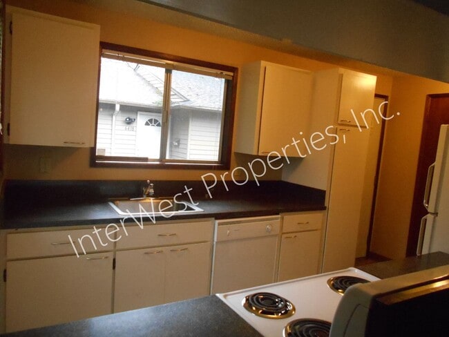 Building Photo - FRIE02-COM