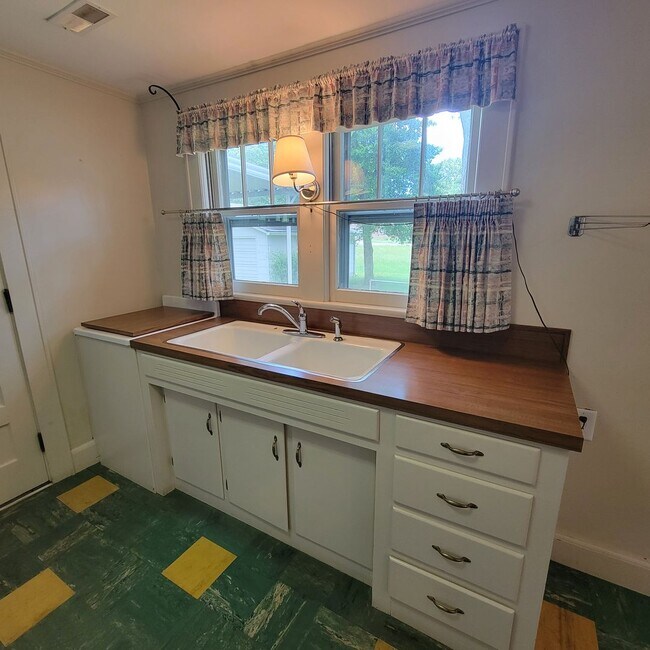 Building Photo - 3/1 House with Storage Garage-Cookeville C...