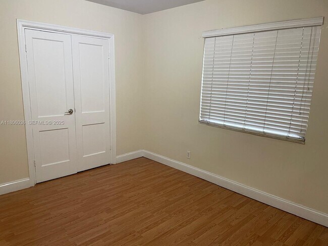 Foto del edificio - 815 W 40th St