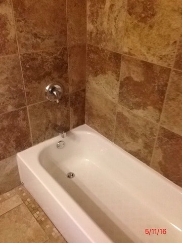 tub1 - 6309 N Albany Ave