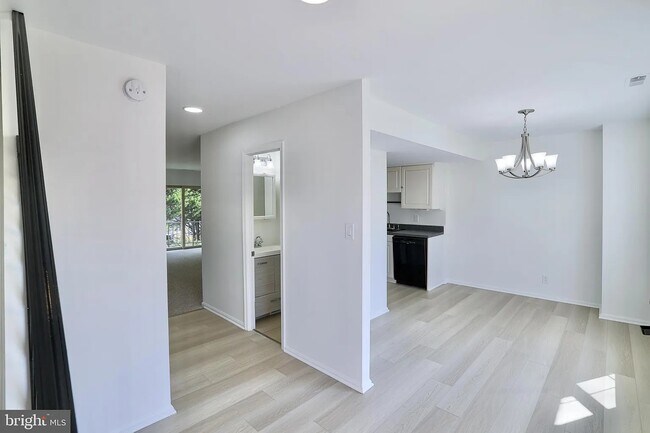 Foto del edificio - 5952 Westchester Park Dr