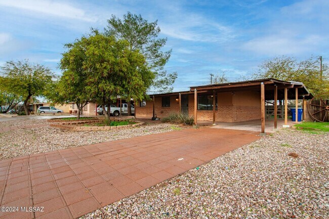 Foto del edificio - Charming Remodeled 3 Bedroom Brick Home