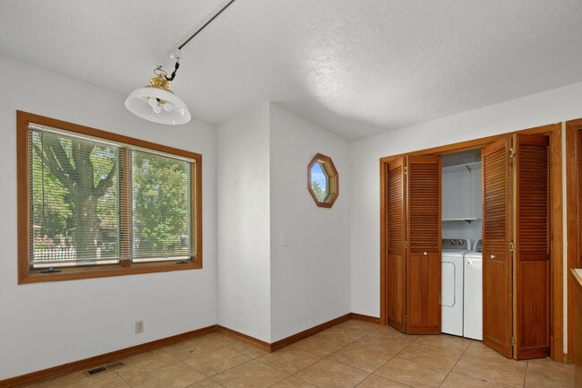 Building Photo - 2bd, 1b Cozy Home awaits in Boise Bench!