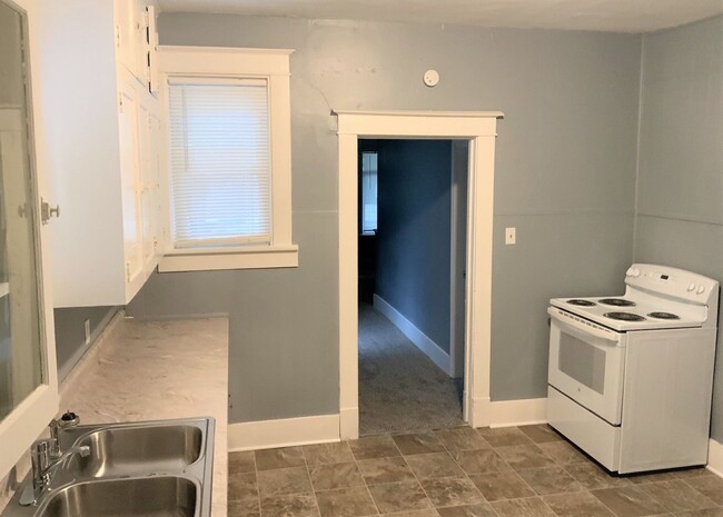 Building Photo - 2 Bed, 1 Bath House - Apply TODAY!!