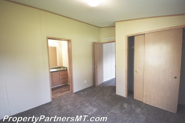 Building Photo - 3 Bed 2 Bath - Updated modular house!