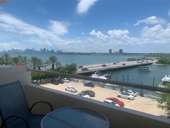 Foto del edificio - 7904 West Dr
