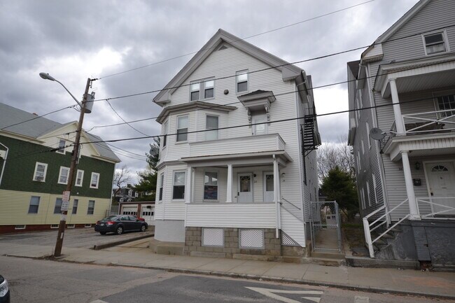 Building Photo - 22 Fern St