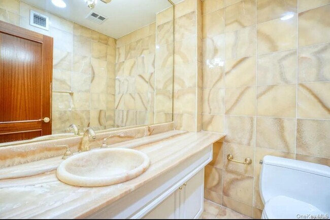 Foto del edificio - 171 Great Neck Rd