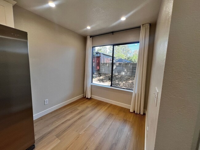 Building Photo - Updated 2-Bedroom Townhome in Novato
