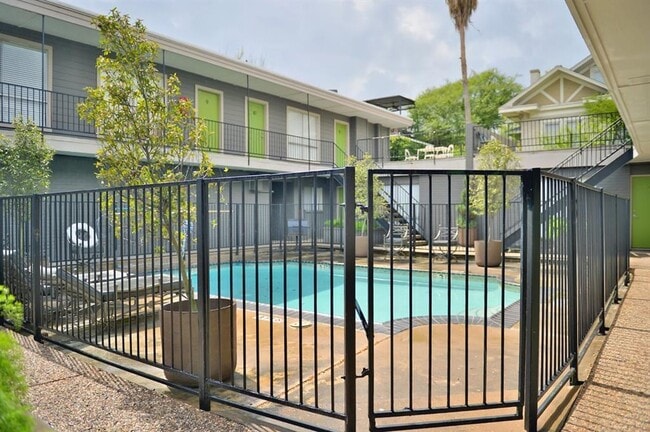 Building Photo - 306 Stratford St