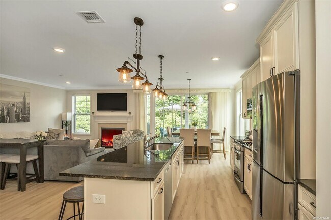 Building Photo - 1801 Townhome Wy