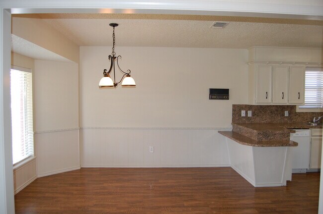Building Photo - Three Bedroom in Southwest Lubbock - Great Location!