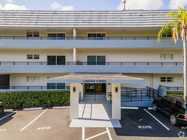 Entrance - Lakeside at Biscayne Gardens