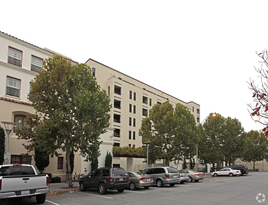 Foto del edificio - Jeanne D ARC Manor