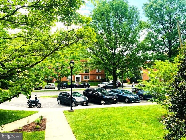 Foto del edificio - 10408 Montrose Ave
