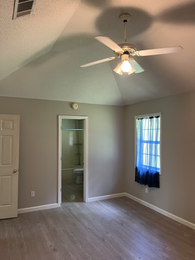 Building Photo - 3705 Crest Dr