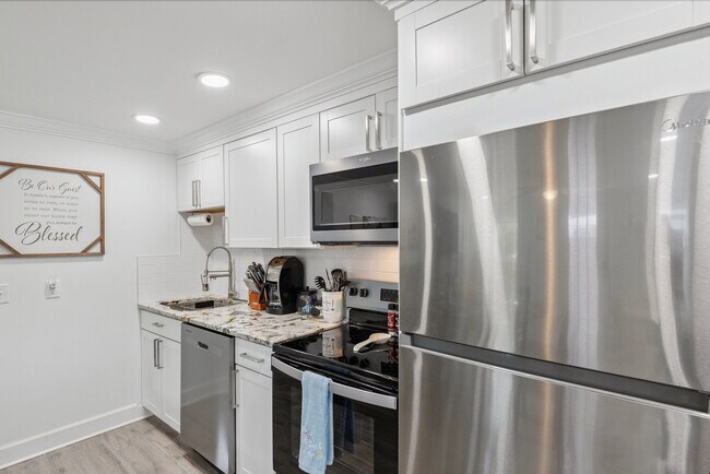 Building Photo - 405 Massalina Dr