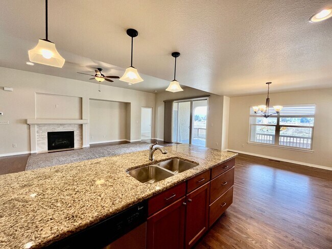 Foto del edificio - Beautiful Four Bedroom, 3 Bath, Plus Main ...