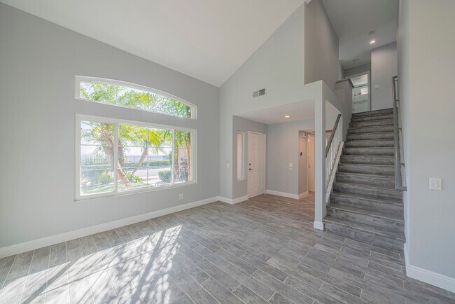 Entry way into living room and upstairs area. - 41 Ridgecrest