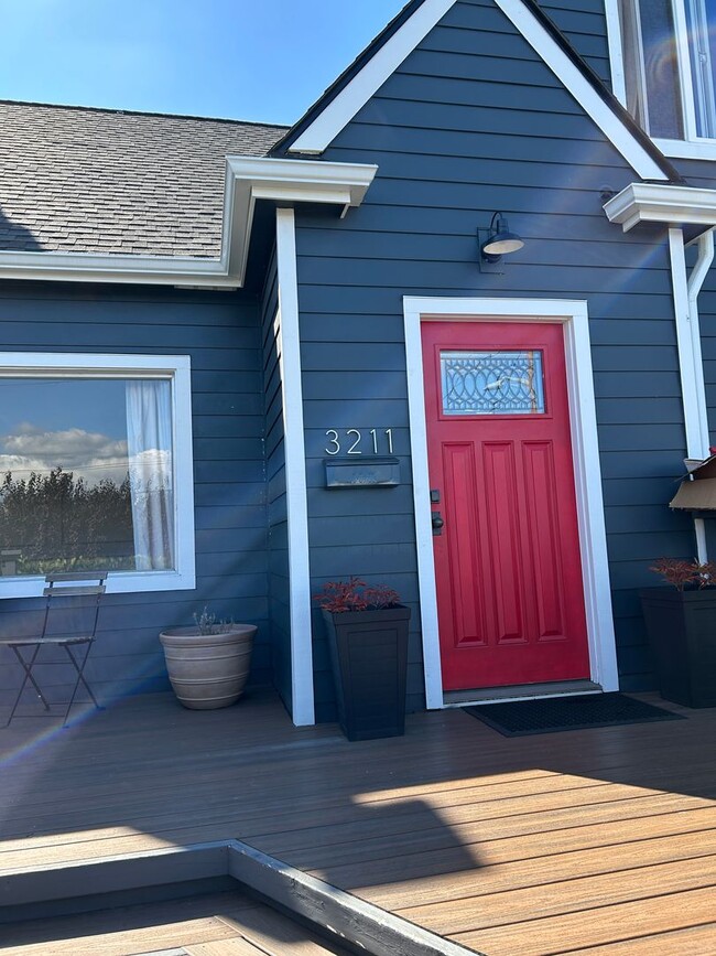 Building Photo - WOW!! West Seattle 4BR/3.5BA Updated Dutch...