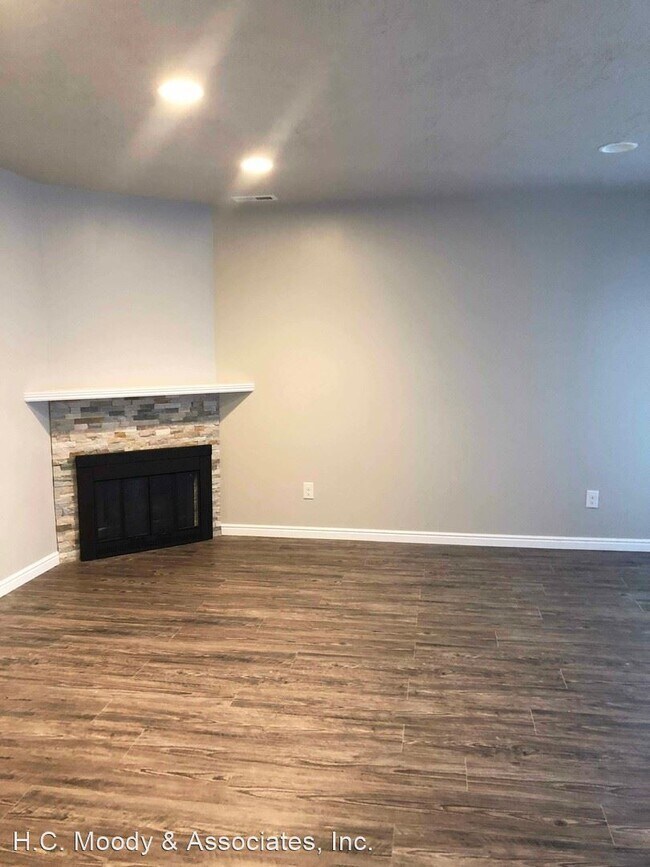 Building Photo - 2 br, 1 bath House - 810 E. 3990 S. Unit D