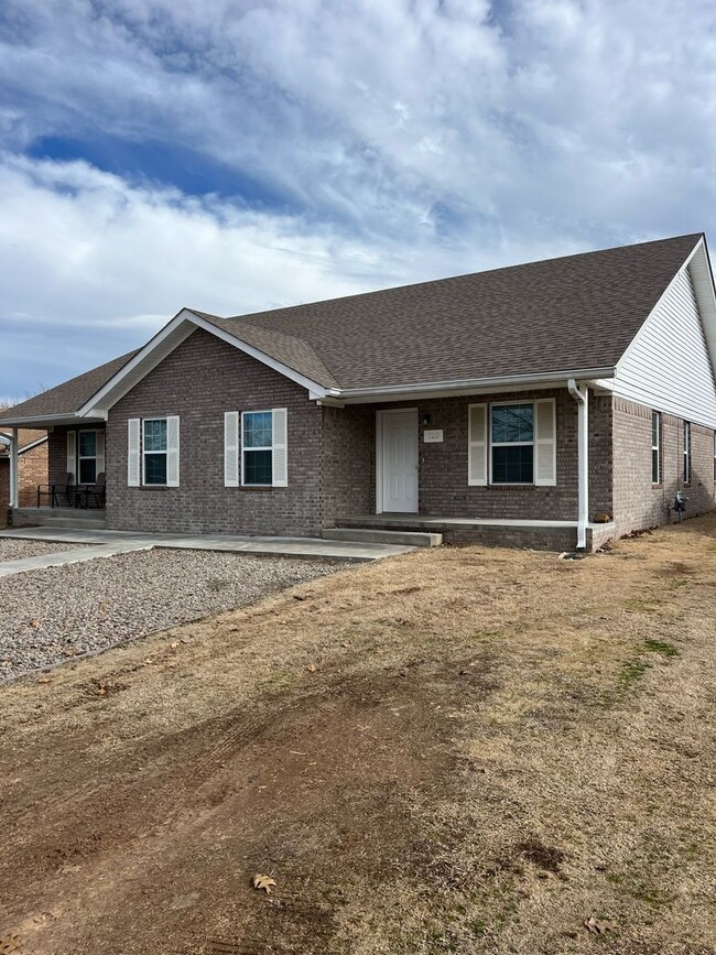 Building Photo - 121-123 Alyene Dr