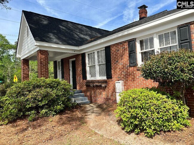 Building Photo - 4004 Rosewood Dr