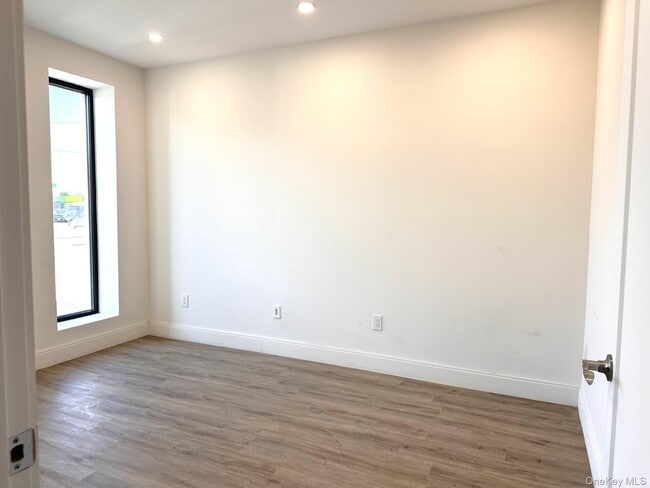 Building Photo - 362 W Merrick Rd