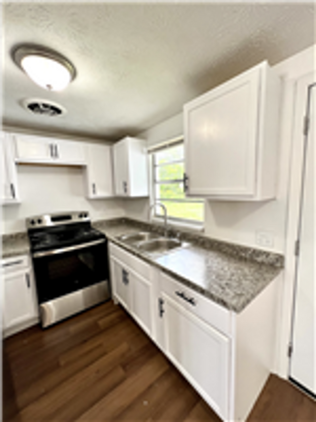 Building Photo - Gorgeous 3 bedroom / 1.5 bathroom home rea...